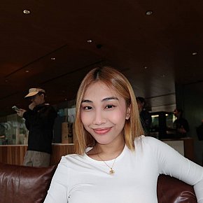 Sophia escort in Manila offers Branlette services