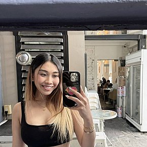 Sophia escort in Manila offers Branlette services