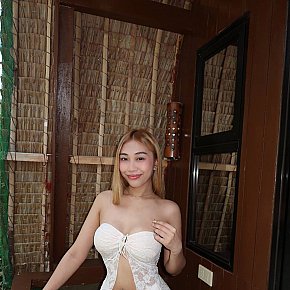 Sophia escort in Manila offers Branlette services