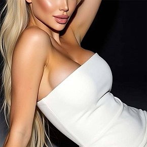 Kelsey Completamente Naturale escort in London offers Girlfriend Experience (GFE) services