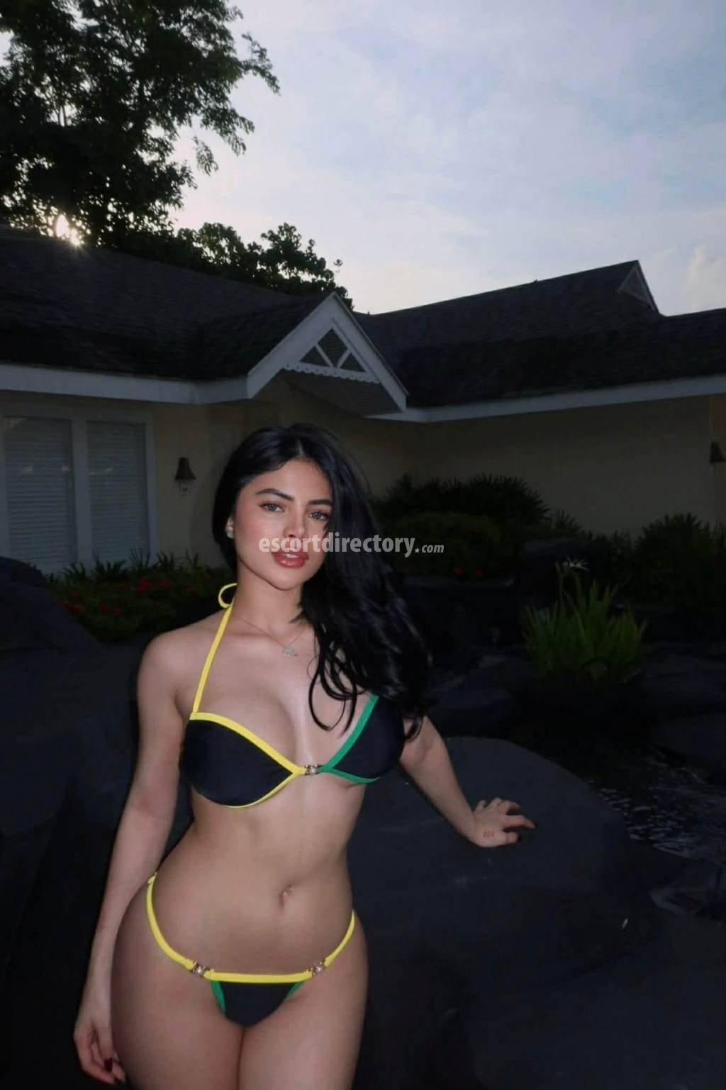 Hot girl in Makati offers Handjob