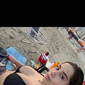 Elena Petite escort in Brussels offers Intimmassage services