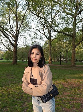 Sia College Girl
 escort in Manila offers Handjob services