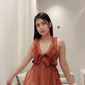 Scarlett escort in Doha offers Deep Throat services