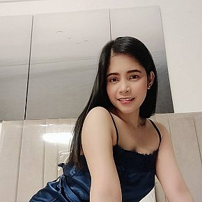 Scarlett escort in Doha offers Deep Throat services