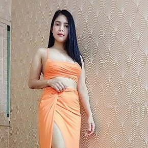 Scarlett escort in Doha offers Deep Throat services