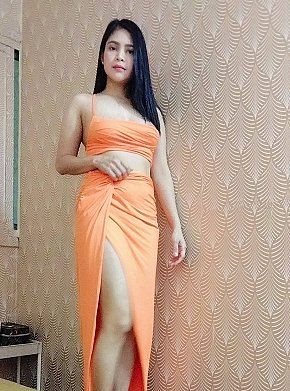 Scarlett escort in Dubai offers Deep Throat services