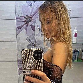 Ukrainian-Milf Matură escort in Dubai offers Girlfriend Experience(GFE) services