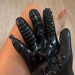 Ukrainian-Milf Matură escort in Dubai offers Girlfriend Experience(GFE) services