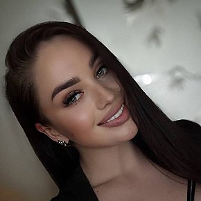 Beroza Super Gros Cul escort in London offers Branlette services