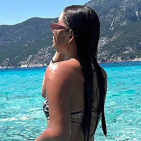 Beroza Super Gros Cul escort in London offers Branlette services