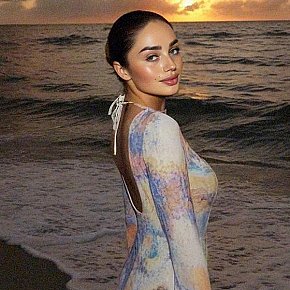 Beroza Super Gros Cul escort in London offers Branlette services