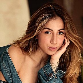 Bonnie Completamente Naturale escort in London offers Girlfriend Experience (GFE) services