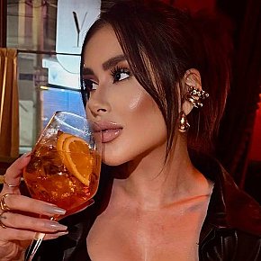 Watari Completamente Naturale escort in London offers Girlfriend Experience (GFE) services