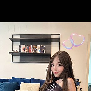 Emily escort in Munich offers Erotic massage services