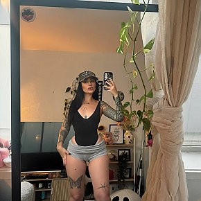 Roxanne escort in Lyon offers French Kissing services