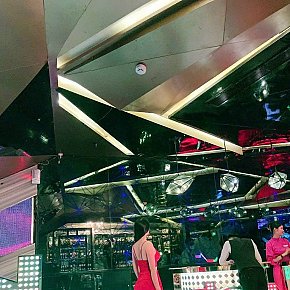 Suri escort in Singapore City offers French Kissing services