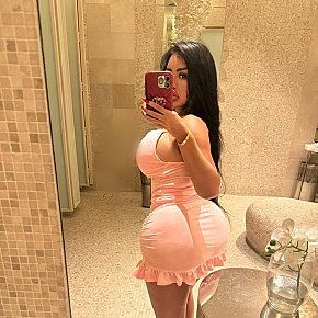 Bimbo-doll Super Gros Seins escort in 