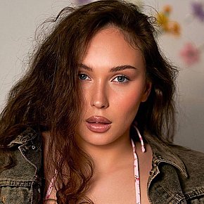 Liza-Pink escort in Dubai offers Shower  services