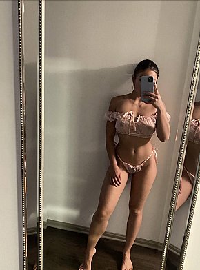 Kendra-Spade Mûre escort in Montreal offers Ejaculation dans la bouche services