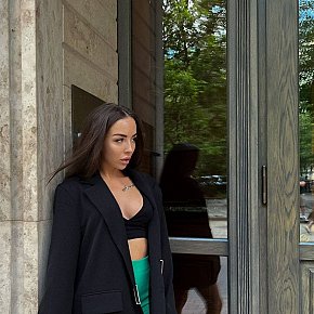 Elizabeth Vip Escort escort in Dubai offers Intimate massage services