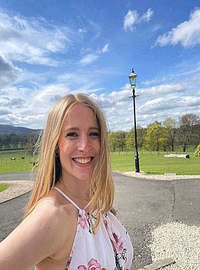 Chloe Occasional
 escort in Bangkok offers Handjob services