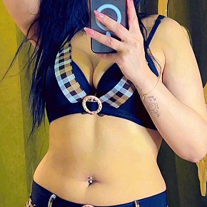 Yaraa Vip Escort escort in Dubai offers Masaje íntimo
 services