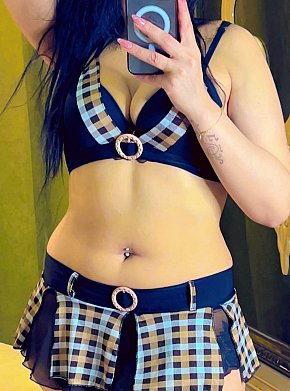 Yaraa Mature escort in Dubai offers 69 Position services