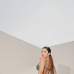 Pia Vip Escort escort in Dubai offers Intimate massage services