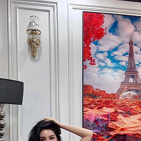 Linh-EvA escort in Abu Dhabi offers French Kissing services