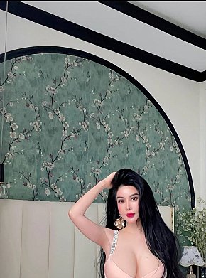 Linh-EvA escort in Abu Dhabi offers In den Mund spritzen services