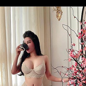 Linh-EvA escort in Abu Dhabi offers French Kissing services
