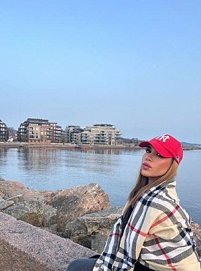 Evie escort in Munich offers Kissing services