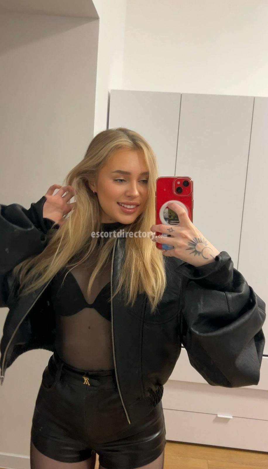 Escort in London, Oliwia all natural provides girlfriend experience (GFE)