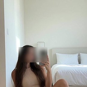 Zoe Model /Ex-model
 escort in Barcelona offers Handjob services