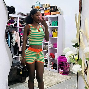 Leah performs Juegos con dildo, escort in Lagos