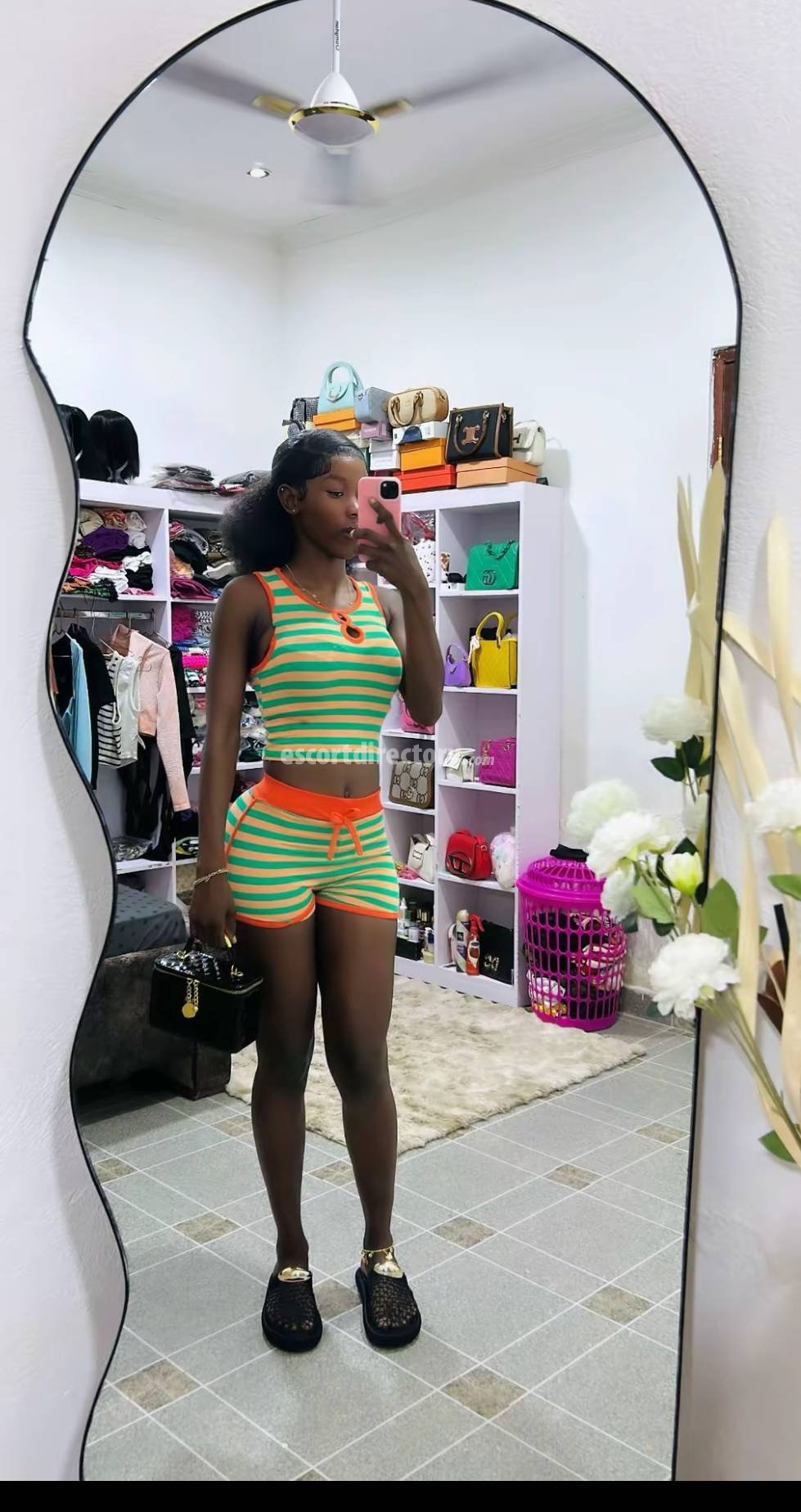 Leah performs Juegos con dildo, escort in Lagos