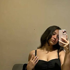 Sumbul Petite
 escort in Karachi offers French Kissing services