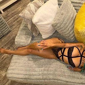 juicy performs Sex Anal, escort in London