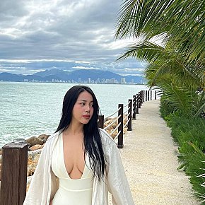 Luna escort in Doha offers Girlfriend Experience (GFE) services