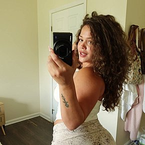 Clara Model /Ex-model
 escort in Avignon offers French Kissing services