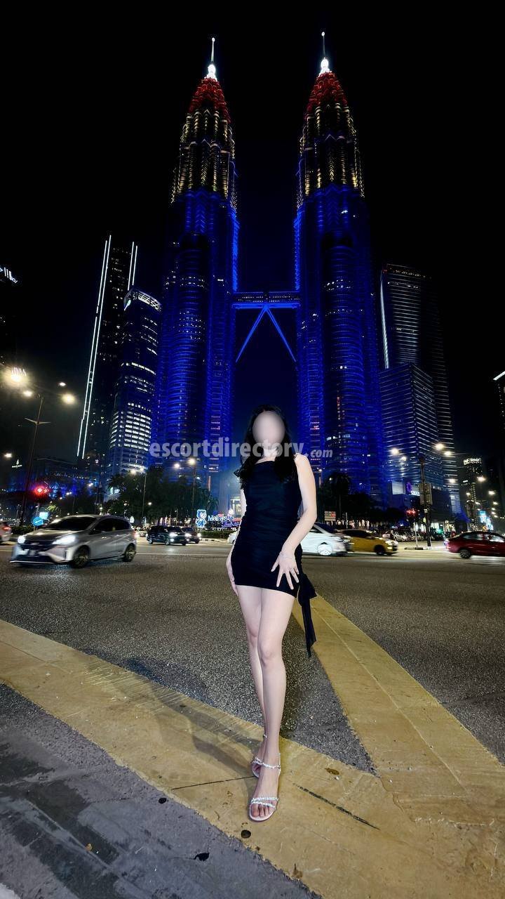 Luna Chinese performs Dildo / Spielzeuge, escort in Kuala Lumpur