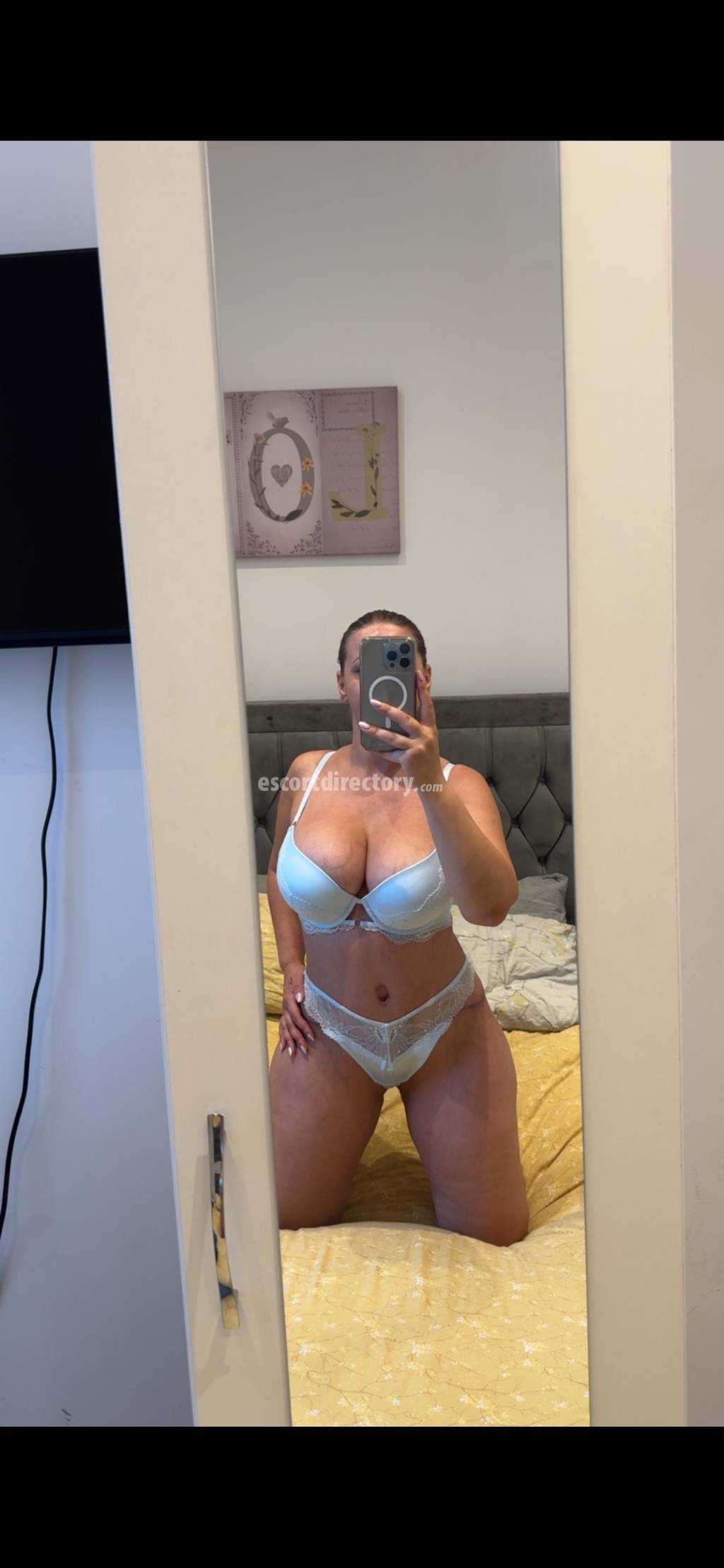 ROXANA super booty escort in Sofia offers girlfriend experience (GFE) services