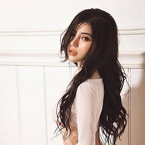 Hot girl in Dubai offers Mamada sin condón hasta terminar