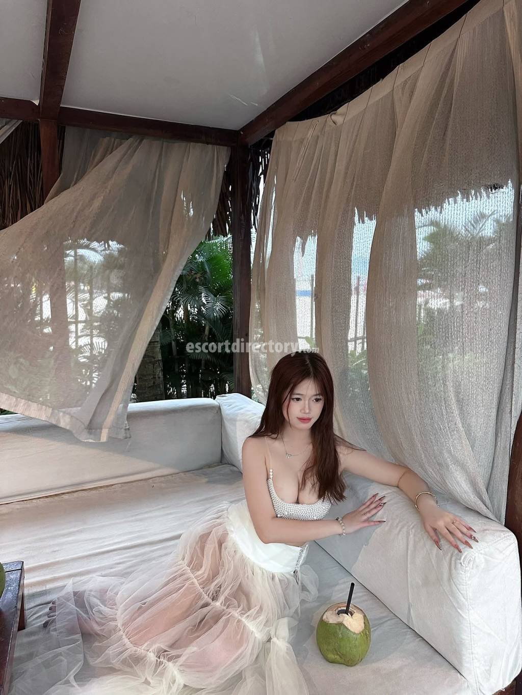 Hot girl in Abu Dhabi offers blowjob without condom
