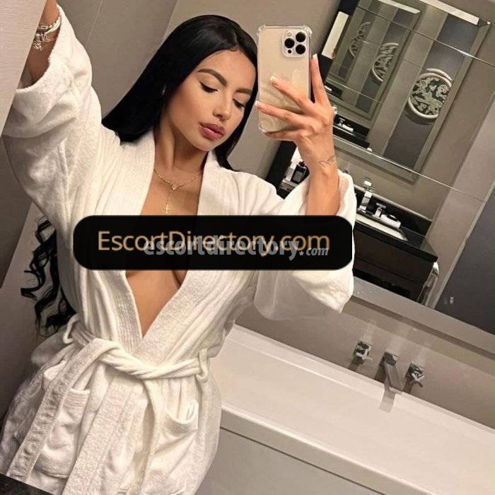 Escort in Helsinki, Isabella Vip Escort provides Sex în Diferite Poziţii