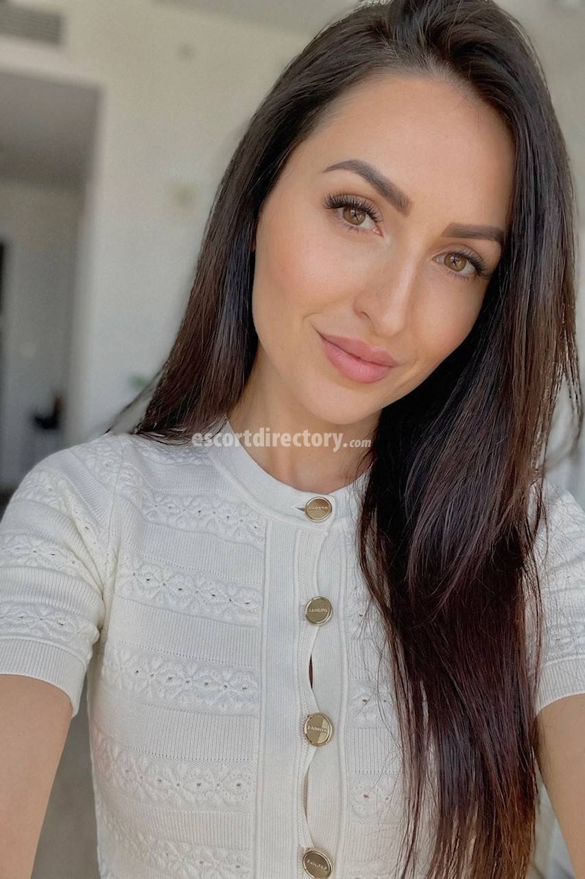 Escort in London, Sandra Totalmente natural provides Sexo em diferentes posições