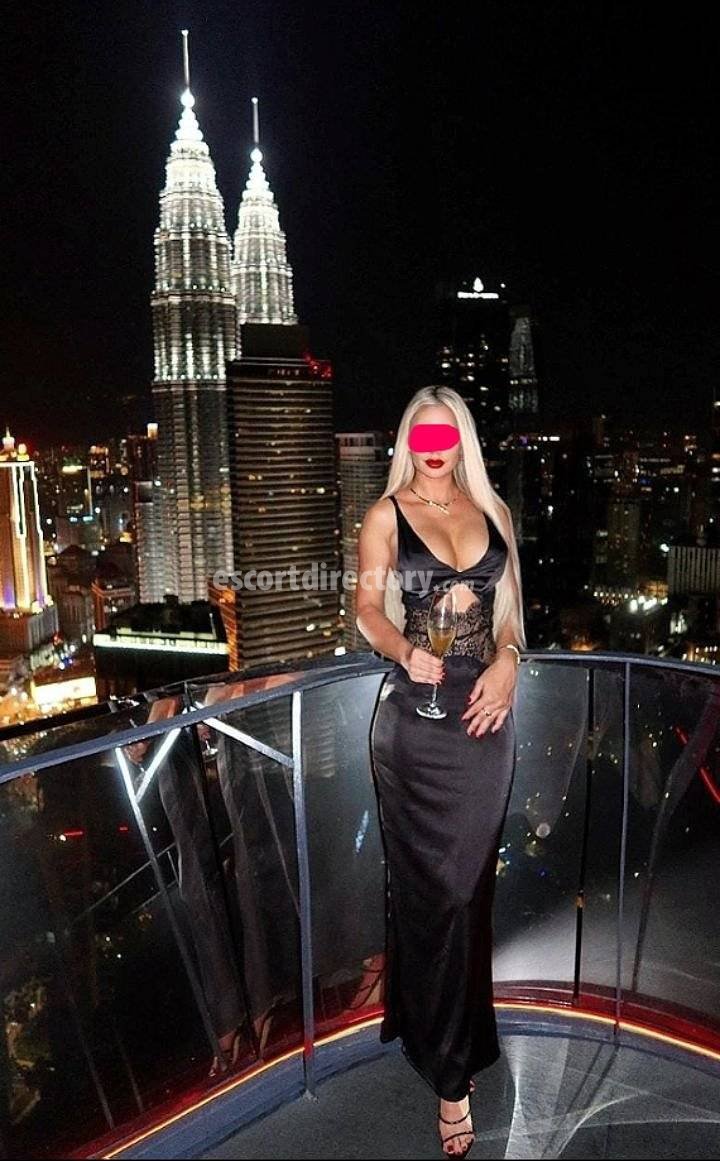 Hot girl in Singapore City offers Girlfriend Experience (GFE)