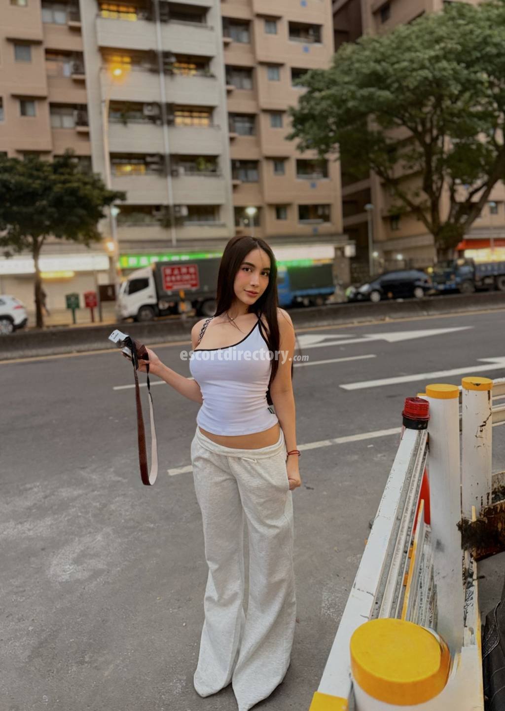 Hot girl in Makati offers Pipe sans capote