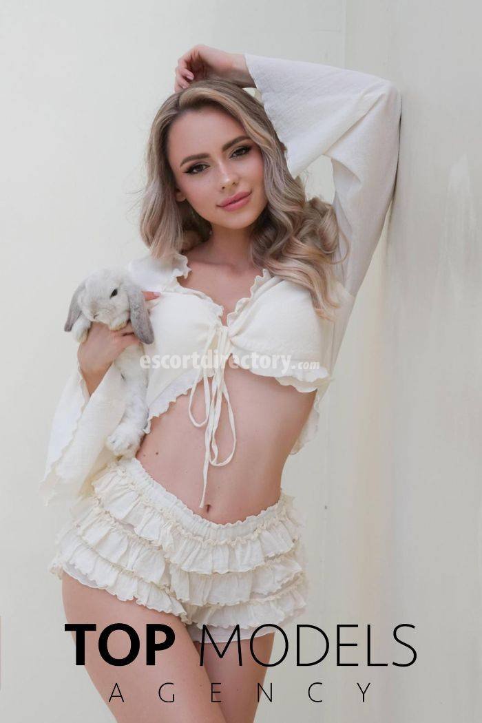 Iulia all natural escort in London offers french kissing services